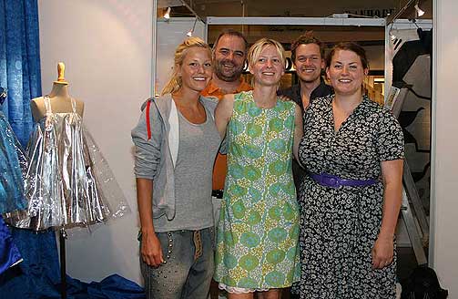 DESIGNER ELLER MODELL?: Maria gikk selv til modellbyr�et og spurte om de kunne bruke henne. Det kunne de. I dag har hun ogs� inntatt den andre siden av motebransjen, som designer. Her er hun sammen med noen av de andre deltagerne i designkonkurransen som har finale i kveld.