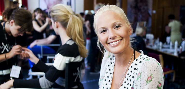 SYDDE MED MAMMA: Maria Skappel foretrekker at folk bryr seg om hva hun gj�r, ikke hvem mora er. Moteinteressert har hun v�rt siden hun var lita jente. Store deler av g�rdagen tilbrakte hun i styliststolen i forkant av Oslo Fashion Week. Fredag debuterte Maria ogs� med sine egne plagg.