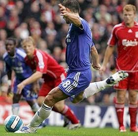 BILLIG: Frank Lampard var sikker som vanlig fra straffemerket, men det var langt mindre sikkert om Chelsea skulle f�tt straffesparket.