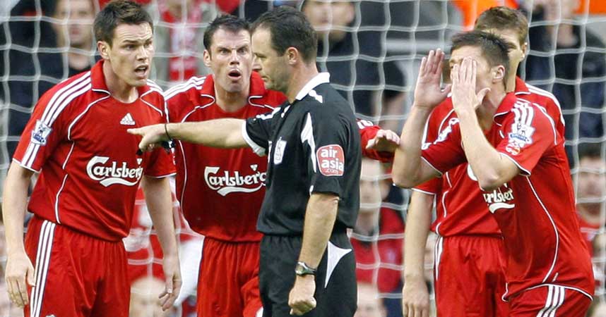 DUMMET SEG UT: Dommer Rob Styles gjorde flere feil i kampen mellom Liverpool og Chelsea i g�r. N� f�r det konsekvenser. Han kommer ikke til � d�mme i neste helgs runde. Det har dommersjefen bestemt.