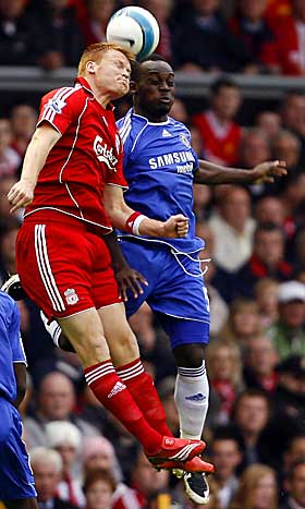 T�FF KAMP: Det var tett mellom de gule kortene i toppkampen mellom Liverpool og Chelsea i g�r. John Arne Riise mener r�dtr�yene har tatt store steg i riktig retning.