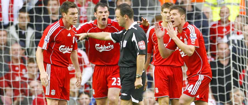 - H�? Liverpool-gutta skj�nte lite da dommer Rob Styles pekte p� krittmerket i g�r. N� er kamplederen suspendert.