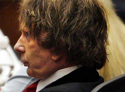 I RETTEN: Phil Spector lytter til virneforklaringer. Han risikerer livstidsdom hvis han blir funnet skyldig, men hevder Lara Clarkson selv trykket p� avl�seren den fatale natten for fire �r siden.