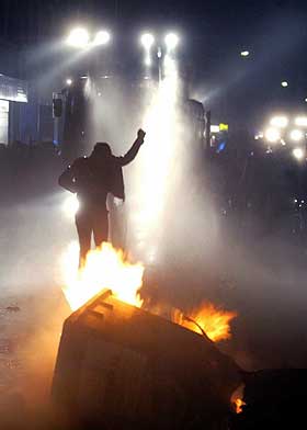 ILDSP�SETTELSER: 1. mai-demonstrasjonene i Berlin i 2004 f�rte til branner og gatekamper i flere dager. Militante Gruppe (MG) er anklaget for � st� bak mer enn 25 branner i Berlin siden 2001.