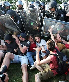 PROTESTER: Under G8-m�tet i Heiligendamm deltok Andrej Holm i demonstrasjoner. Politiet hevder ikke at han har utf�rt terrorhandlinger, men at han har v�rt ideolog for Militante Gruppe (MG) p� ytterste venstre.