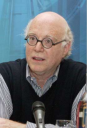 PROTESTERER: Den verdenskjente sosiologi-professoren  Richard Sennett mener anklagene mot Holm tyder p� at tysk politi er irrasjonelle  i sin h�ndtering av terror-trusler.