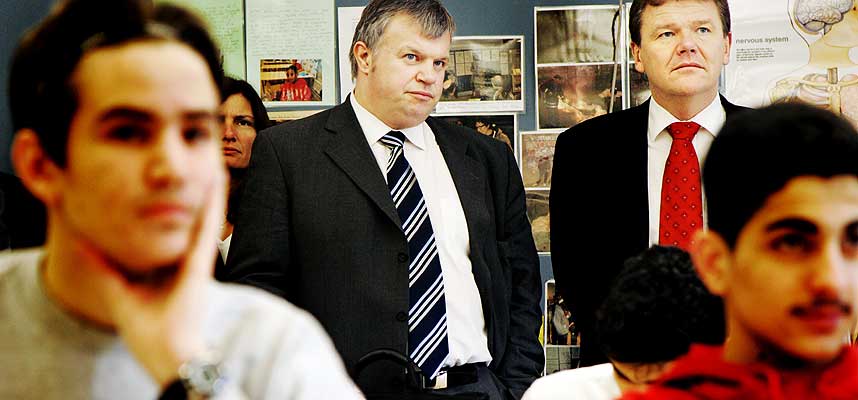 GODE SPR�KR�D:Alle ansatte i Bjarne H�kon Hanssens Arbeids- og inkluderingsdepartement f�r veiledningshefte i spr�kbruk. Her er han p� bes�k i en skole i Rinkeby, Sverige sammmen med �ystein Djupedal.