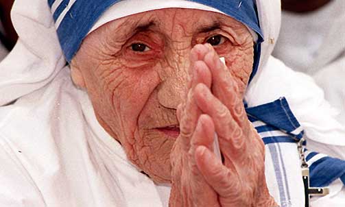 �SLIK EN DYP LENGSEL ETTER GUD og frast�tt - tom - ingen tro - ingen kj�rlighet - ingen iver�, skrev Mor Teresa i et brev til sin skriftefar. Hun f�lte at Gud sluttet � snakke til henne rett etter hun fikk sitt kall, og levde i ensomhet og tvil i flere ti�r.