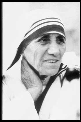 HELGEN: Allerede n� er Mor Teresa saligk�ret, og kan hylles som helgen i kirken. Det trengs et bevist mirakel til f�r hun blir saligk�ret, og kirken har plikt til � �re henne.