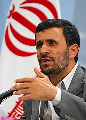 FNYSER: Irans president Mahmoud Ahmadinejad lar seg ikke skremme av amerikanske trusler. Han tror USA har mer enn nok med � stabilisere Irak.