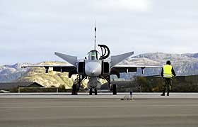 KANDIDAT: Svenske JAS Gripen er en av tre jagerflytyper som kjemper om Luftforsvarets gunst. Her et eksemplar p� �rlandet hovedflystasjon under �velsen Cold Response i Nord-Norge i mars.