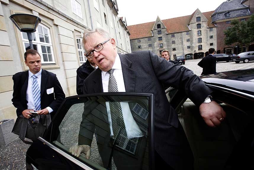 DELTAR IKKE: Finlands tidligere president Martti Ahtisaari deltar ikke selv i samtalene. Her er han avbildet i K�benhavn i g�r.