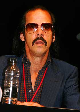 G�R DET AN: Rockestjerna Nick Cave m� ha sett mye i l�pet av livet. Men garantert ikke s� store barter som det han fikk se i Brighton i dag.