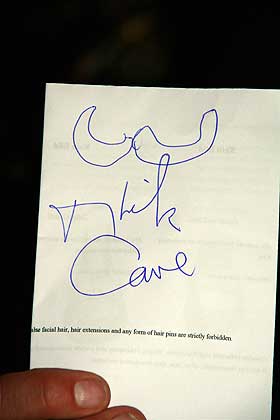 SIGNATUR: Slik pyntet Nick Cave p� navnetrekket sitt i dag: Med en h�ndtegnet mustasj.