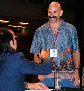 EN AV DE BEDRE: Gandhi Jones fra USA ble ropt opp som en av de tre beste i klassen freestyle-mustasj. I kveld f�r han vite om han blir verdensmester.
