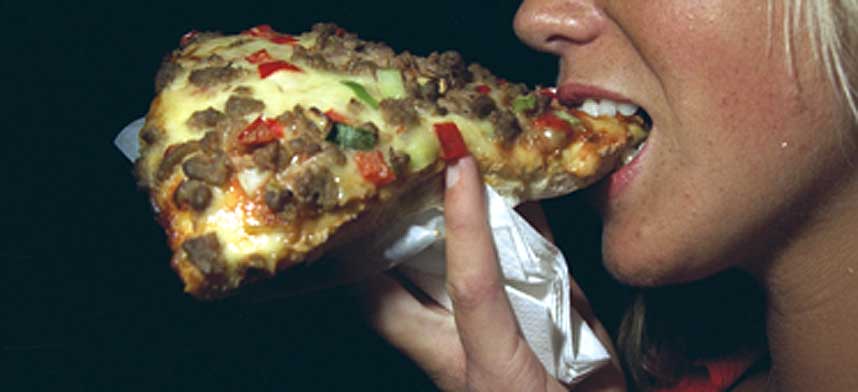 �KER FEDMEPROBLEMET: Baguetter og pizza er popul�r mat som truer folkehelsa, mener ledende ern�ringsekspert.