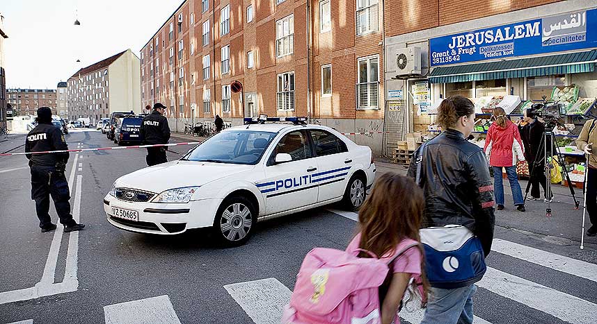 POLITIAKSJON: Dansk politi har sperret av Glasvejen i K�benhavn tirsdag, der de ransaket en leilighet og p�grep en drosjesj�f�r, mistenkt for � planlegge terrorvirksomhet. Politiets etterretningstjeneste i Danmark (PET) gikk til aksjon flere steder i K�benhavn-omr�det natt til tirsdag.