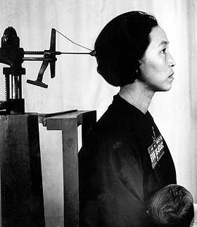 FANGE: Chan Kimsrun med sin lille baby 14. mai 1978. Hun satt fanget i Tuol Sleng-leiren i Phnom Penh, som n� er blitt et museum over folkemordet i landet.