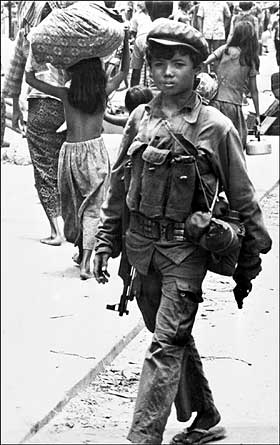 FORDREV ALLE I BYENE:  En ung R�de Khmer-soldat i hovedstaden i april 1975. Hele befolkningen ble drevet ut p� landsbygda, og f� vendte tilbake.