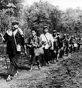 P� VEI TIL � EROBRE LANDET: Pol Pot sammen med soldatene p� vei gjennom jungelen i 1973. Han d�de i 1998.