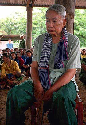NORD I KAMBODSJA, JULI 1997: R�de Khmers leder Pol Pot under rettssaken der han ble d�mt til livstid for � ha drept et partimedlem og hans familie. Han ble aldri stilt for retten for folkemordet i landet.