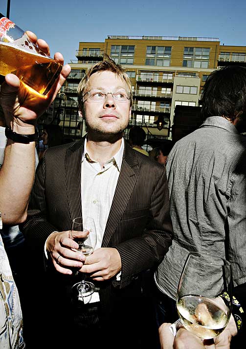 FESTIVITAS: Henrik Langeland lanserte sin siste roman milevidt fra Petter Dass' Nordland.