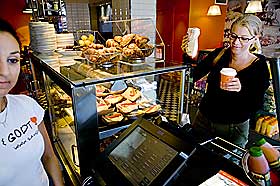 SELGER SOM VARMT HVETEBR�D: Kunde Aina Hansen p� Samsons bakeriutsalg p� Majorstuen i Oslo har sikret seg et speltrundstykke. - Spelt er trendy, konstaterer ekspedit�r Havva Kara (t.v). - Jeg har aldri solgt kneipp til en ung gutt.