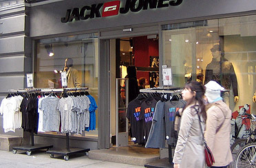  VELKLEDD HERRE:  Her ruslet mannen i 55 - 60 �rs alderen rolig ut p� Karl Johan etter � ha gjort sitt forn�dne i pr�verommet i motebutikken Jack & Jones ved 10.40-tiden tirsdag formiddag.