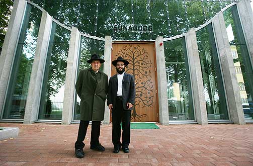 VED SYNAGOGEN: Rabbiner Schmuel Kot (30) (til h�yre) og styreleder Rafael Belchikov (90) foran den nye synagogen som markerer j�denes tilstedev�relse i Estland. Synagogen ble en realitet etter store pengegaver fra familiene Rohr og Bronstein i USA.