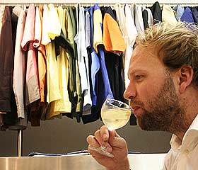 VIN P� TOKYO UNIFORM COMPANY: Slik kan det ogs� se ut bak scenen. Trompetist Mathias Eick ser ut til � ha det helt fint.
