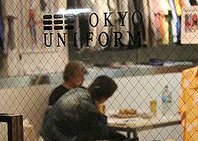 FANSEN STO P� UTSIDEN: Og s� inn p� bandet som satt p� utstilling i uniformsbutikken.