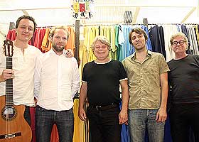 BRA BAND MED FIN BAKGRUNN: Det var krangel om hvem som skulle st� til venstre. Det er nemlig der folk ser f�rst, if�lge Mathias Eick. (f.v.) Jacob Young, Mathias Eick, Vidar Johansen, Mats Eilertsen og Jon Christensen.