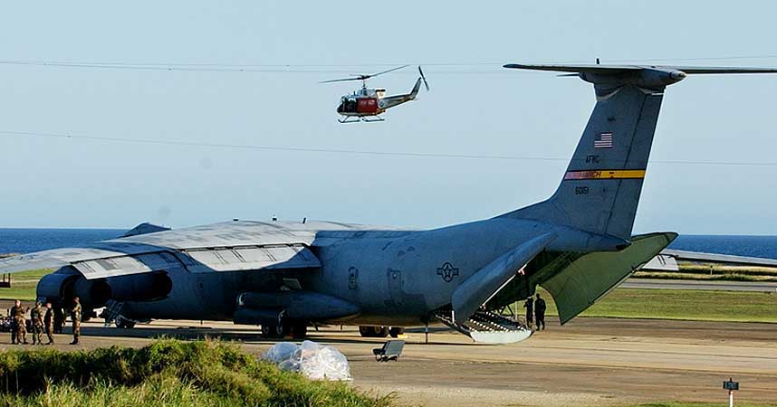 TRANSPORTERER FANGER: Dette bildet fra 11. januar 2002 viser et fly som transporterte fanger fra Afghanistan til Guant�namo-basen p� Cuba.