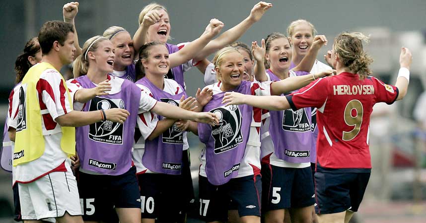 GREP SJANSEN: Isabell Lehn Herlovsen har sittet p� benken fra start i alle kampene f�r dagens kvartfinale. I dag startet hun, og ga Norge ledelsen i kampens 32. minutt.