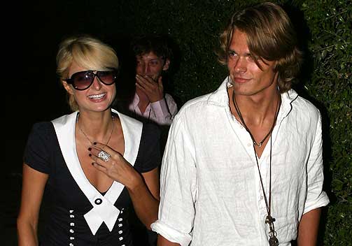 DATER: Alex mener han ble imponert over hvor smart Paris Hilton er.