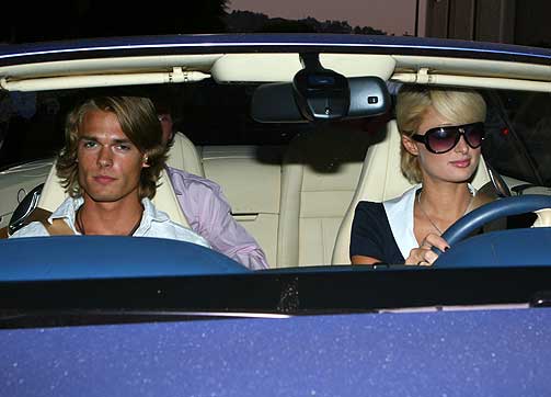 PLUKKET OPP: Paris Hilton p� kj�retur med Alex i sin lysebl� Bentley cabriolet.