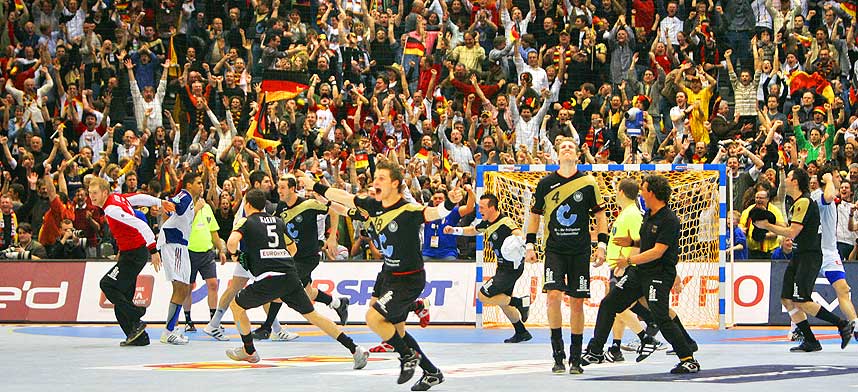 KJEMPESTEMNIG: Det kokte i hallen da Norge spilte den avgj�rende gruppekampen mot Danmark i Kiel under forrige sesongs VM. Da Tyskland spilte finale i K�ln revnet omtrent taket.