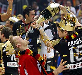 VM-GULL P� HJEMMEBANE: Tyskerne feiret med champagnesprut p� parketten.