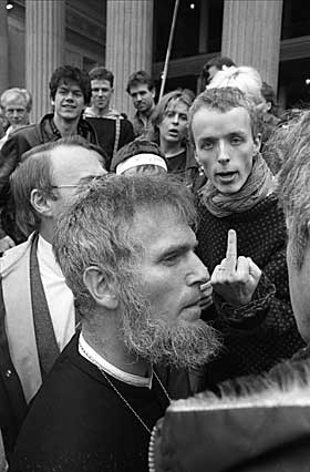 OPPHETET STEMNING N�rmere 13.000 abortmotstandere var samlet for � demonstrere sitt syn i Oslo sentrum den 10. mai 1986. Demonstrasjonen var arrangert av 