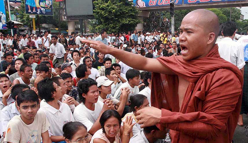 DEMONSTRASJONER: En munk taler til forsamlingen under en demonstrasjon mot styresettet i Burma. Mange mener boikott er et viktig virkemiddel i kampen.
