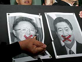 TOPPM�TE:>/b> S�r-koreanske aktivister Nord Koreas leder Kim Jong-il (t.v) og S�r Koreas president Roh Moo-hyun under en demonstrasjon mot toppm�tet mellom de to.