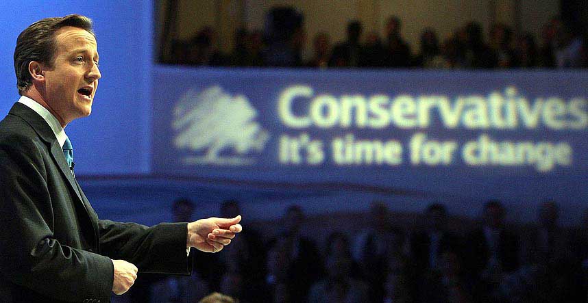 FLAMMENDE TALE: De konservatives leder David Cameron taler under partiets landsm�te i London. En av dem som fulgte med, og som var gjest under landsm�tet, var H�yre-leder Erna Solberg.