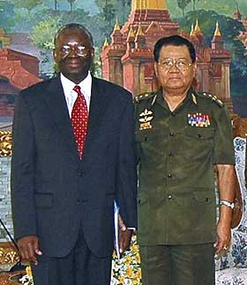 I BURMA:  FNs usending til Burma, Ibrahim Gambari sammen med juntaleder Than Shwe. Bildet er tatt under Gambaris bes�k i Burma.