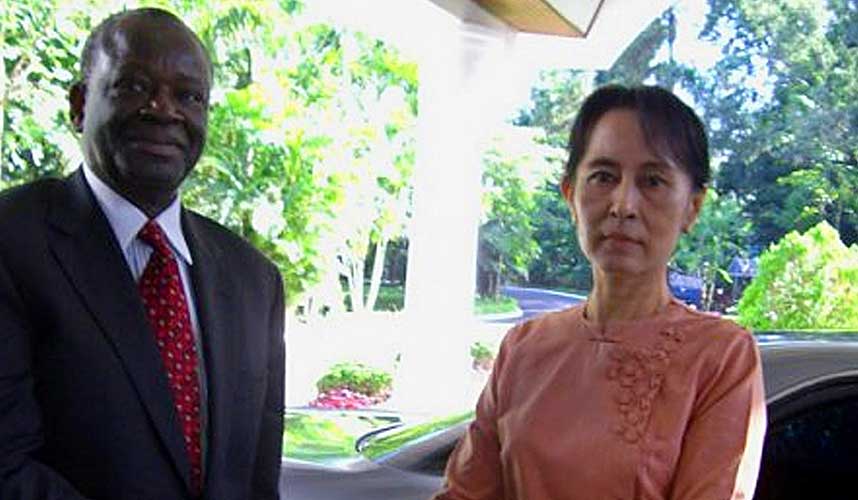 M�TTE FREDSPRISVINNEREN:  FNs spesialutsending Ibrahim Gambari m�tte  Aung San Suu Kyi to ganger under sitt bes�k i Burma. Statlige burmesiske medier melder i dag at ogs� juntalederen er g�tt med p� � m�te henne, under visse betingelser.