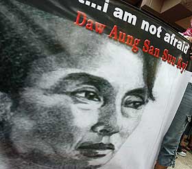 FORBILDE: En av mange plakater av opposisjonsleder Aung San Suu Kyi som er blitt brukt i demonstrasjoner. Denne plakaten er fra en demonstrasjon p� Filippinene.