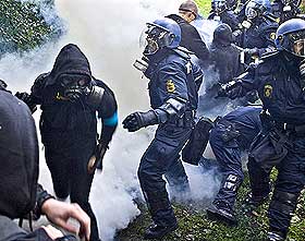 T�REGASS: En demonstrant l�per forbi politiet som brukte t�regass for � stoppe demonstrantene.