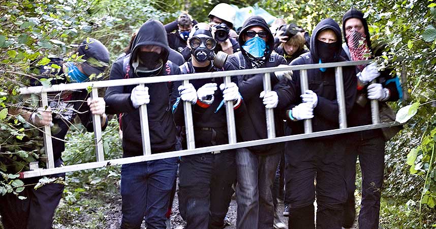 ANGREP POLITIET: Demonstranter utstyrt med stige og gassmasker angrep politiet for � okkupere et nytt Ungdomshus i K�benhavn i etterdag.