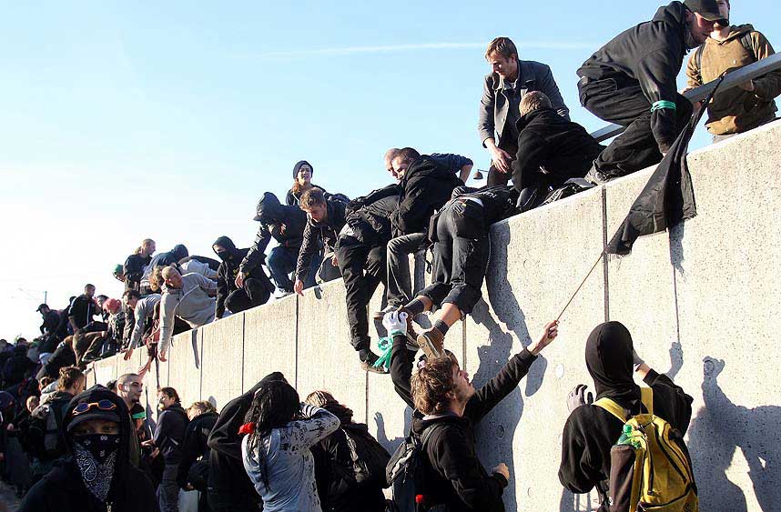 MANGE L�SLATT: Over 436 av demonstrantene som i g�r fors�kte � okkupere et nytt ungdomshus i K�benhavn, er n� l�slatt. Her fors�ker noen av deltakerne under g�rsdagens demonstrasjon � komme seg over en mur.