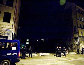 HOLDER VAKT I NATT: Politistyrker holdt i natt vakt ved steder der ungdommene kunne samle seg for nye demonstrasjoner. Her st�r politifolk l�rdag kveld foran stedet der Ungdomshuset sto f�r det ble revet tidligere i �r.