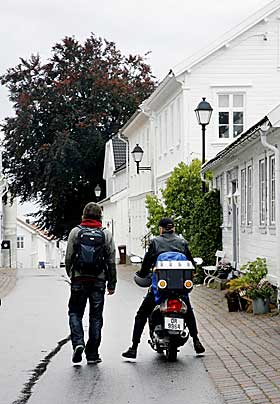 HJEMOVER: Fred er på vei hjem fra legen. Even Benestad slår følge.